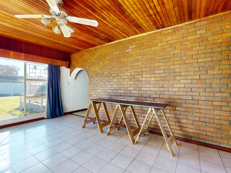 Humongous gem with 3 Flats - Photo 9