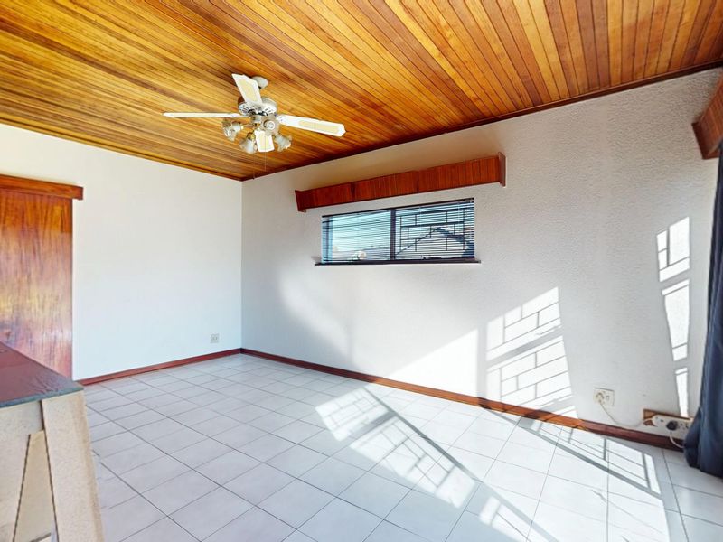 Humongous gem with 3 Flats - Photo 8