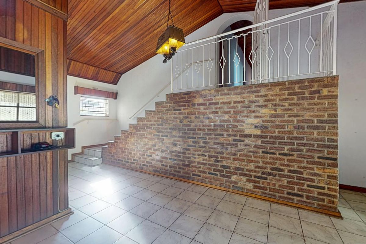 Humongous gem with 3 Flats - Photo 4