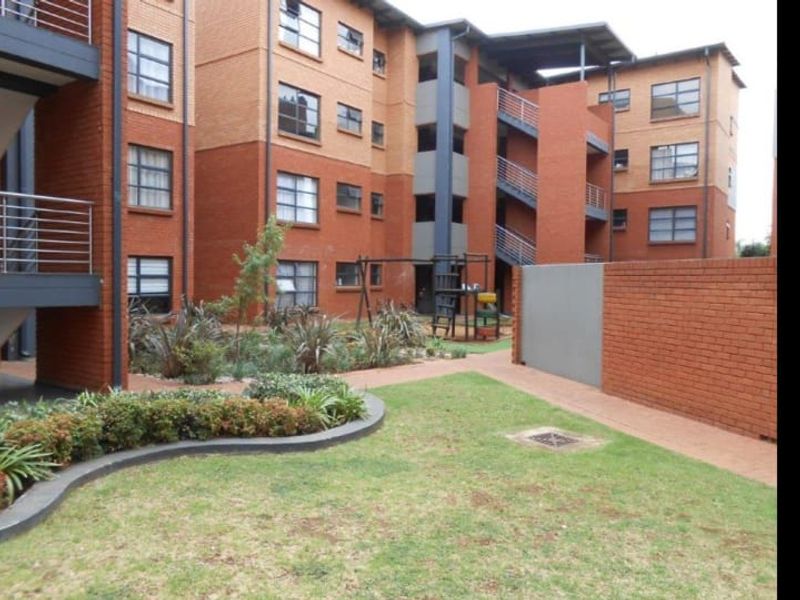 Modern 3 Bedroom Townhouse in Secure Complex - Photo 7