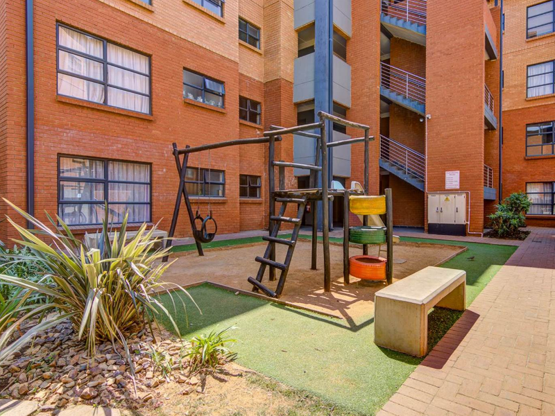 Modern 3 Bedroom Townhouse in Secure Complex - Photo 6