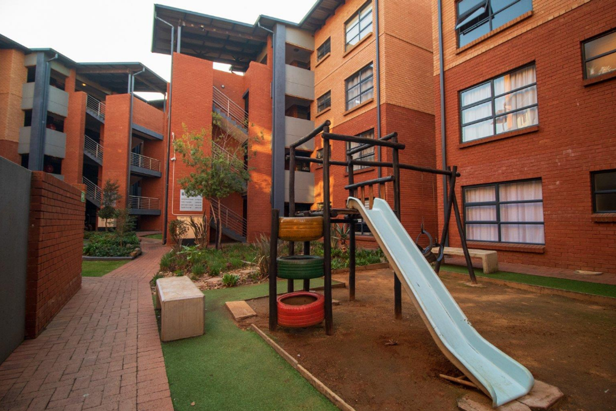 Modern 3 Bedroom Townhouse in Secure Complex - Photo 5