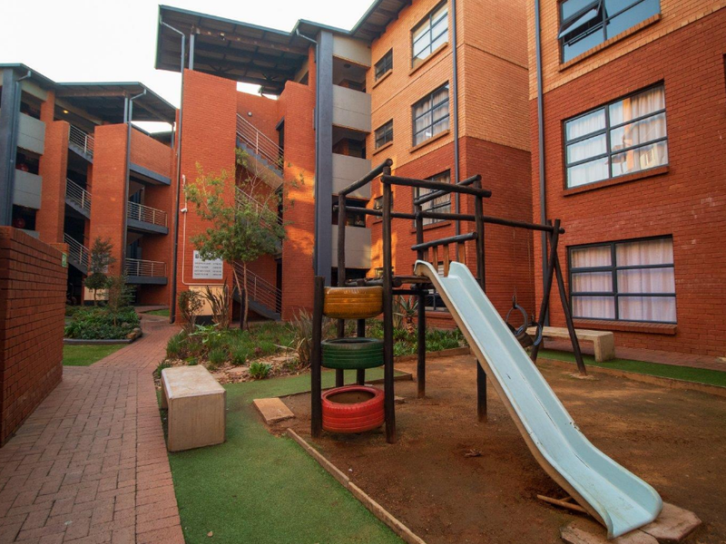 Modern 3 Bedroom Townhouse in Secure Complex - Photo 5