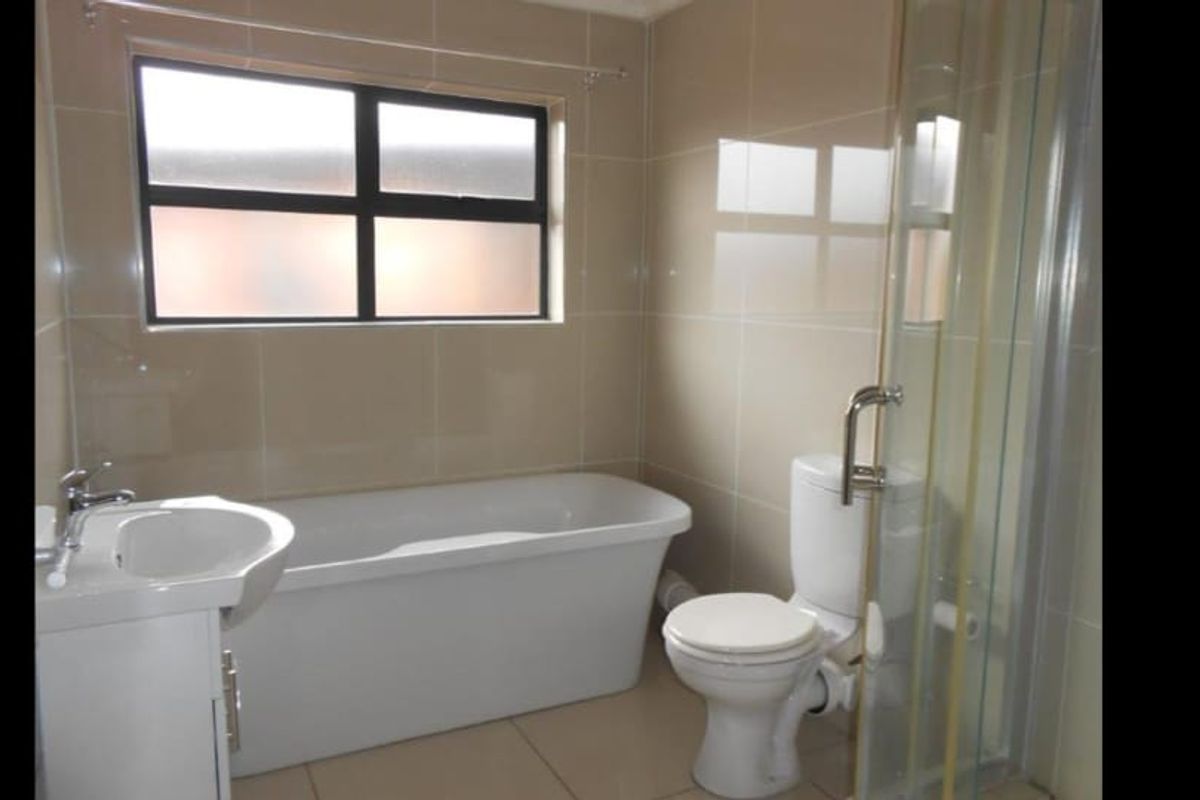 Modern 3 Bedroom Townhouse in Secure Complex - Photo 3