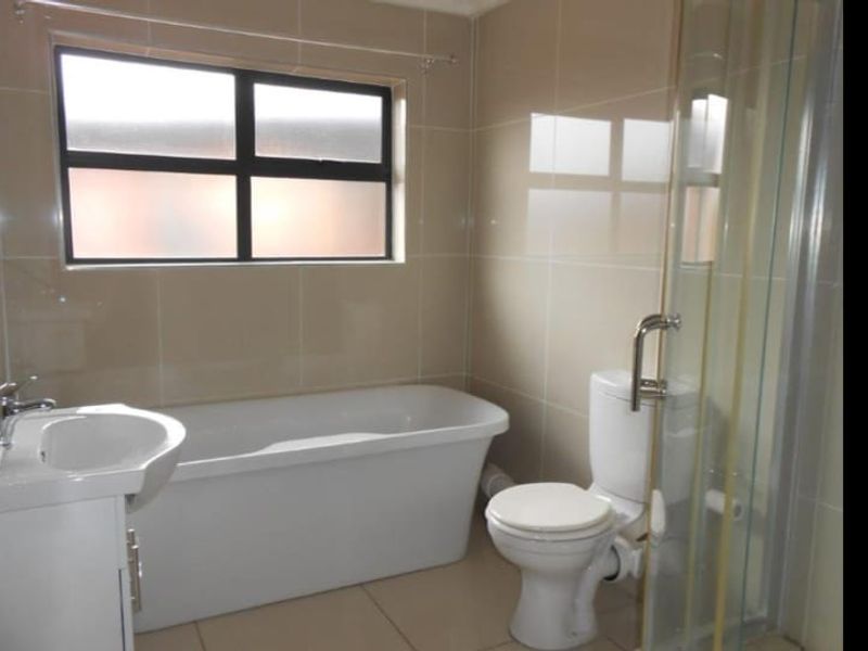 Modern 3 Bedroom Townhouse in Secure Complex - Photo 3