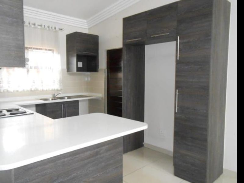 Modern 3 Bedroom Townhouse in Secure Complex - Photo 2