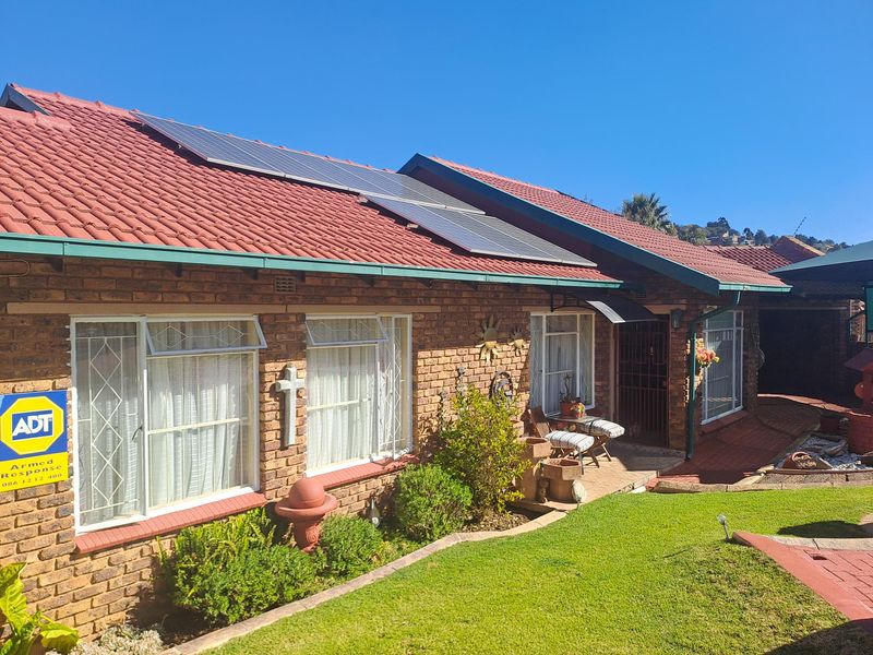 SPACIOUS FAMILY HOME WITH POOL, JACUZZI, VIEWS AND OUTSTANDING ENTERTANMENT SPACES - Photo 1
