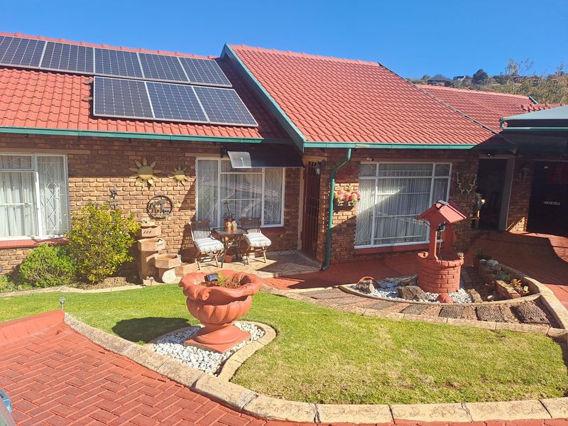 SPACIOUS FAMILY HOME WITH POOL, JACUZZI, VIEWS AND OUTSTANDING ENTERTANMENT SPACES - Photo 4