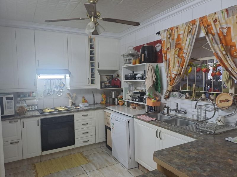 SPACIOUS FAMILY HOME WITH POOL, JACUZZI, VIEWS AND OUTSTANDING ENTERTANMENT SPACES - Photo 9