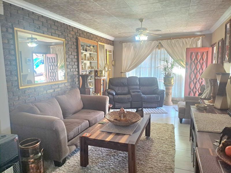 SPACIOUS FAMILY HOME WITH POOL, JACUZZI, VIEWS AND OUTSTANDING ENTERTANMENT SPACES - Photo 7