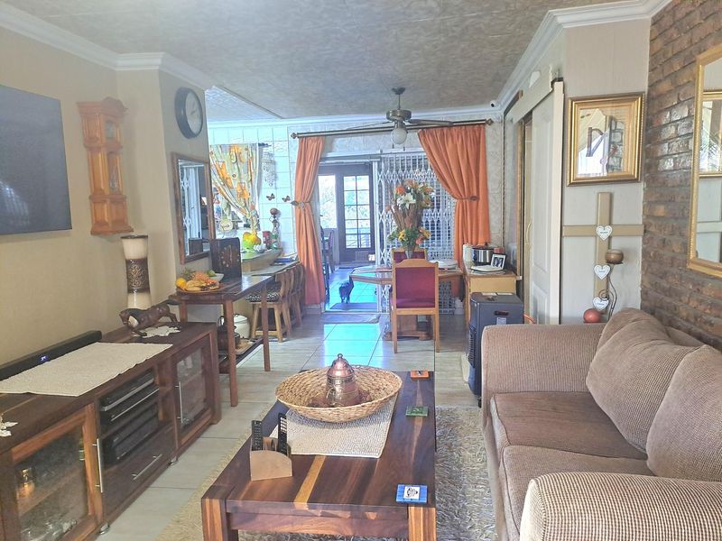 SPACIOUS FAMILY HOME WITH POOL, JACUZZI, VIEWS AND OUTSTANDING ENTERTANMENT SPACES - Photo 6