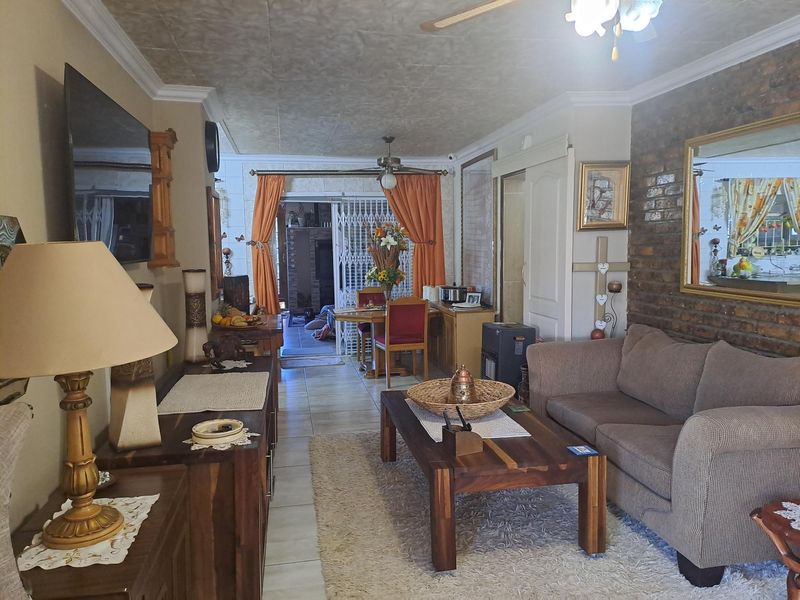 SPACIOUS FAMILY HOME WITH POOL, JACUZZI, VIEWS AND OUTSTANDING ENTERTANMENT SPACES - Photo 5
