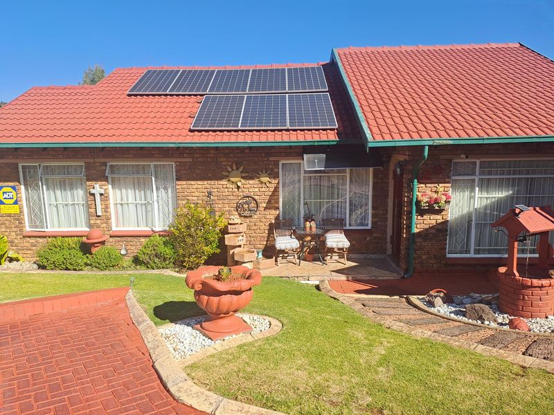 SPACIOUS FAMILY HOME WITH POOL, JACUZZI, VIEWS AND OUTSTANDING ENTERTANMENT SPACES - Photo 3