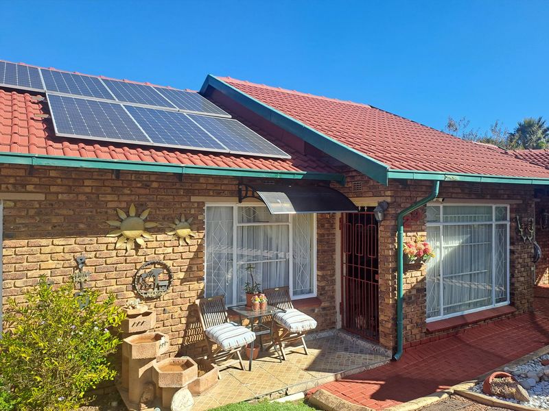 SPACIOUS FAMILY HOME WITH POOL, JACUZZI, VIEWS AND OUTSTANDING ENTERTANMENT SPACES - Photo 2