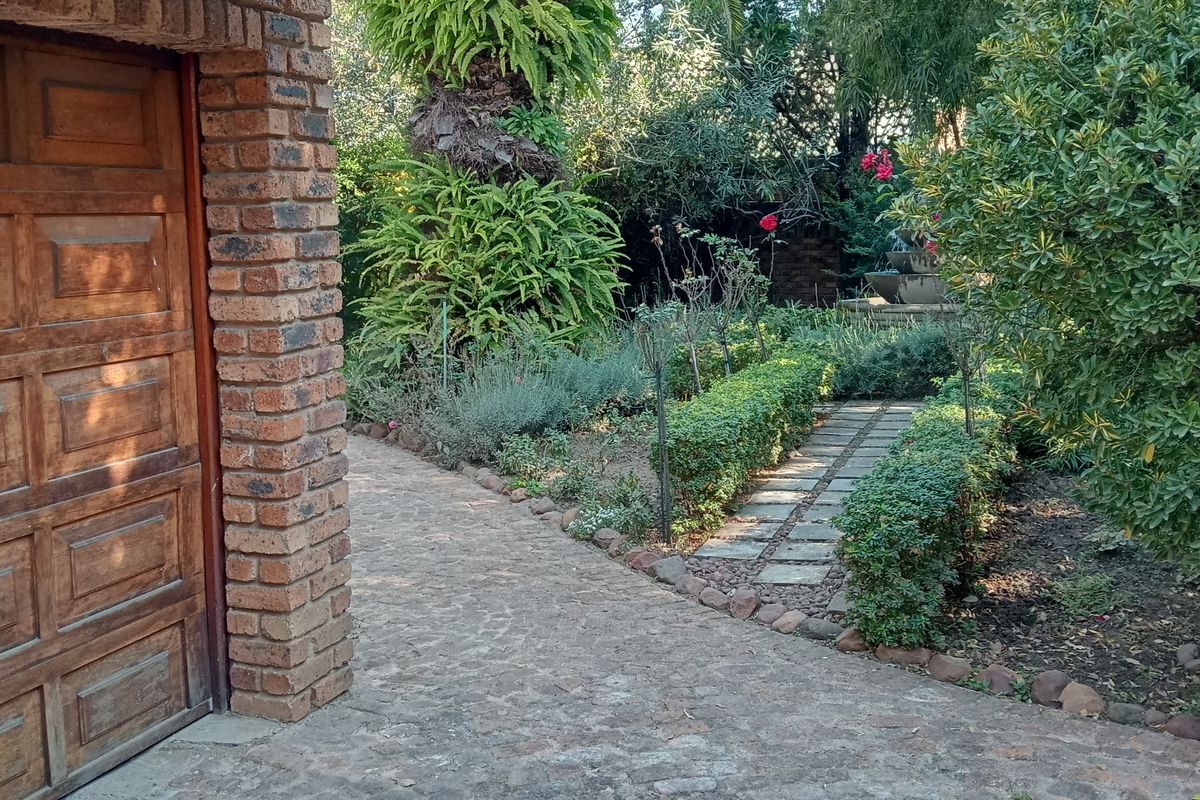 Family home in security estate. - Photo 2