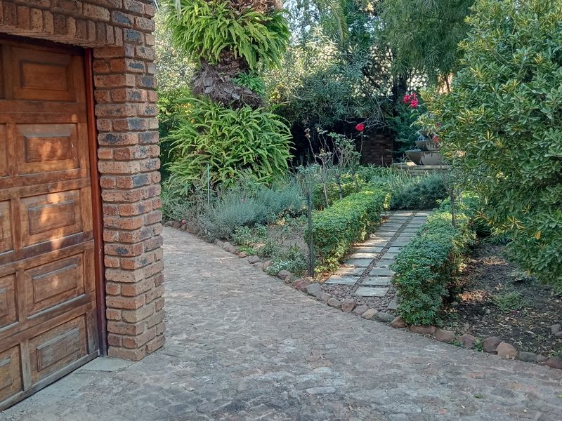 Family home in security estate. - Photo 2