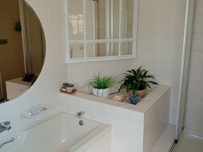 Family home in security estate. - Photo 10