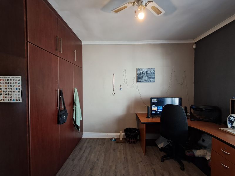 Modern Living with Practicality - Photo 9