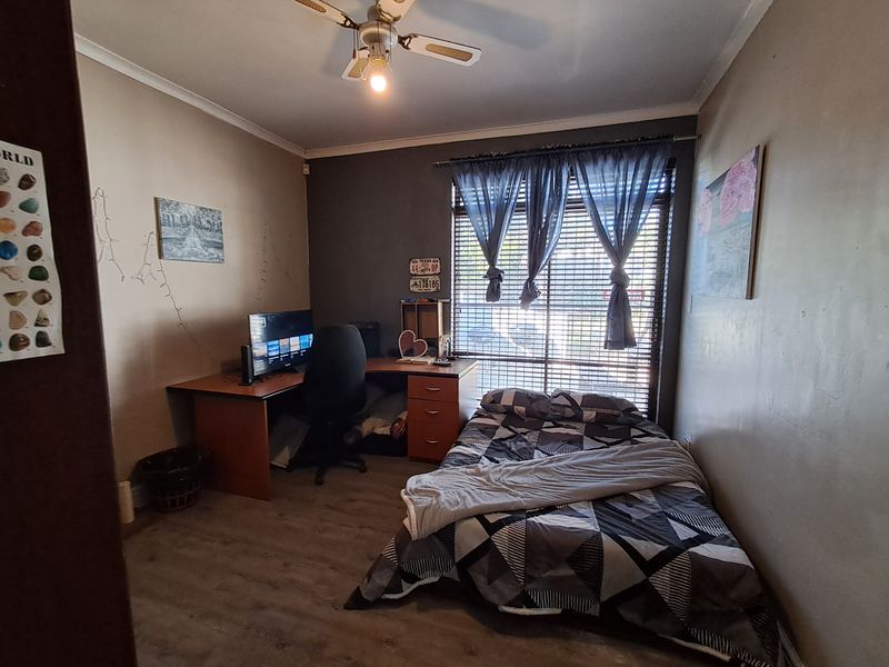 Modern Living with Practicality - Photo 8