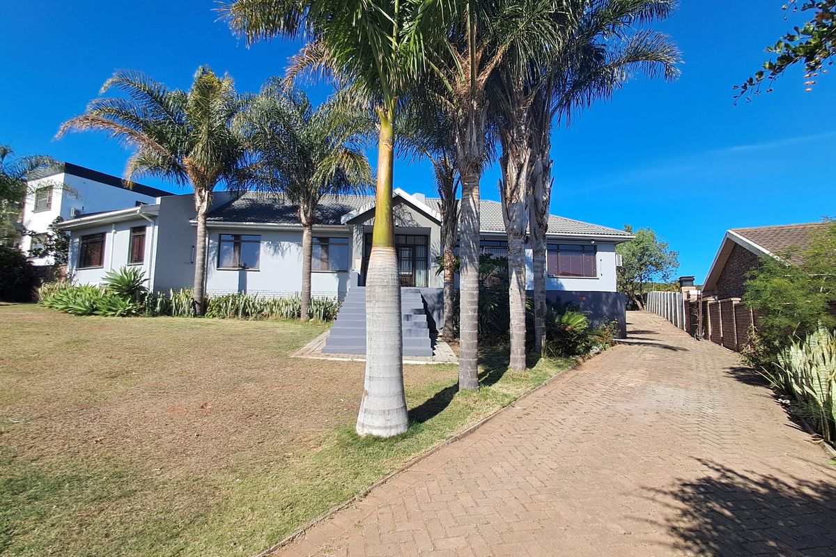 Modern Living with Practicality - Photo 2