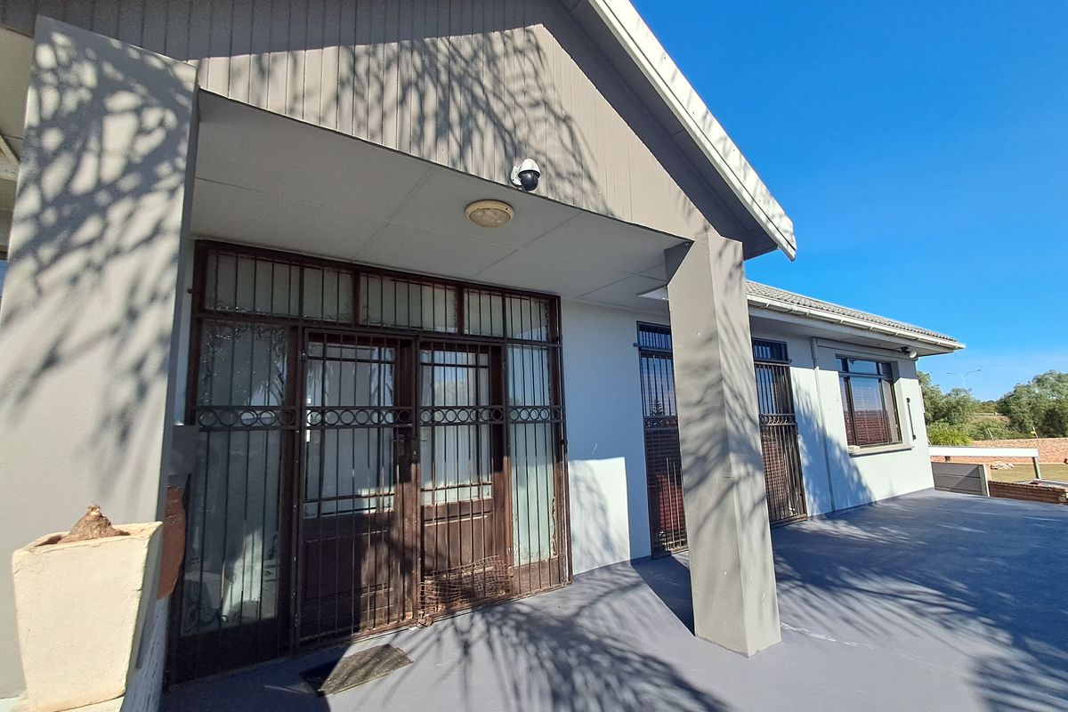 Modern Living with Practicality - Photo 5