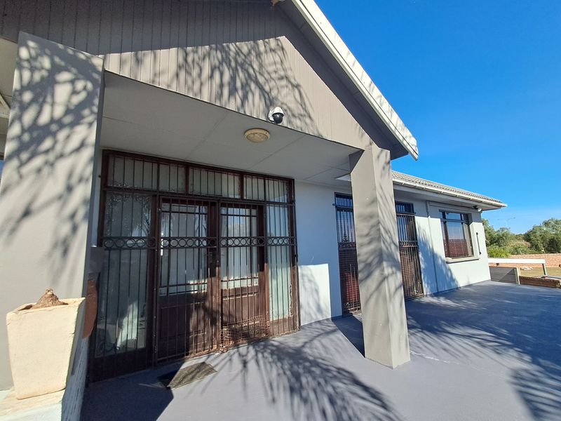 Modern Living with Practicality - Photo 5