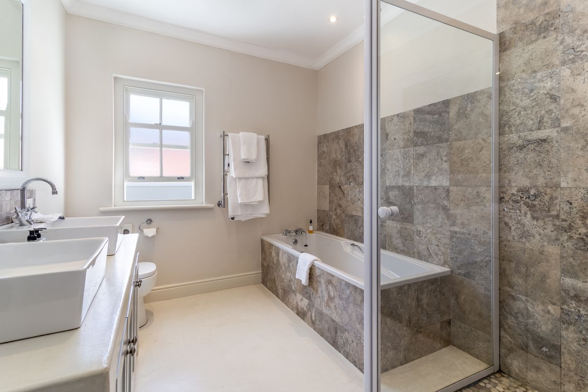 5 Bedroom house to rent in Franschhoek. - Photo 4