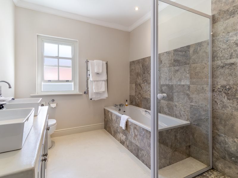 5 Bedroom house to rent in Franschhoek. - Photo 4