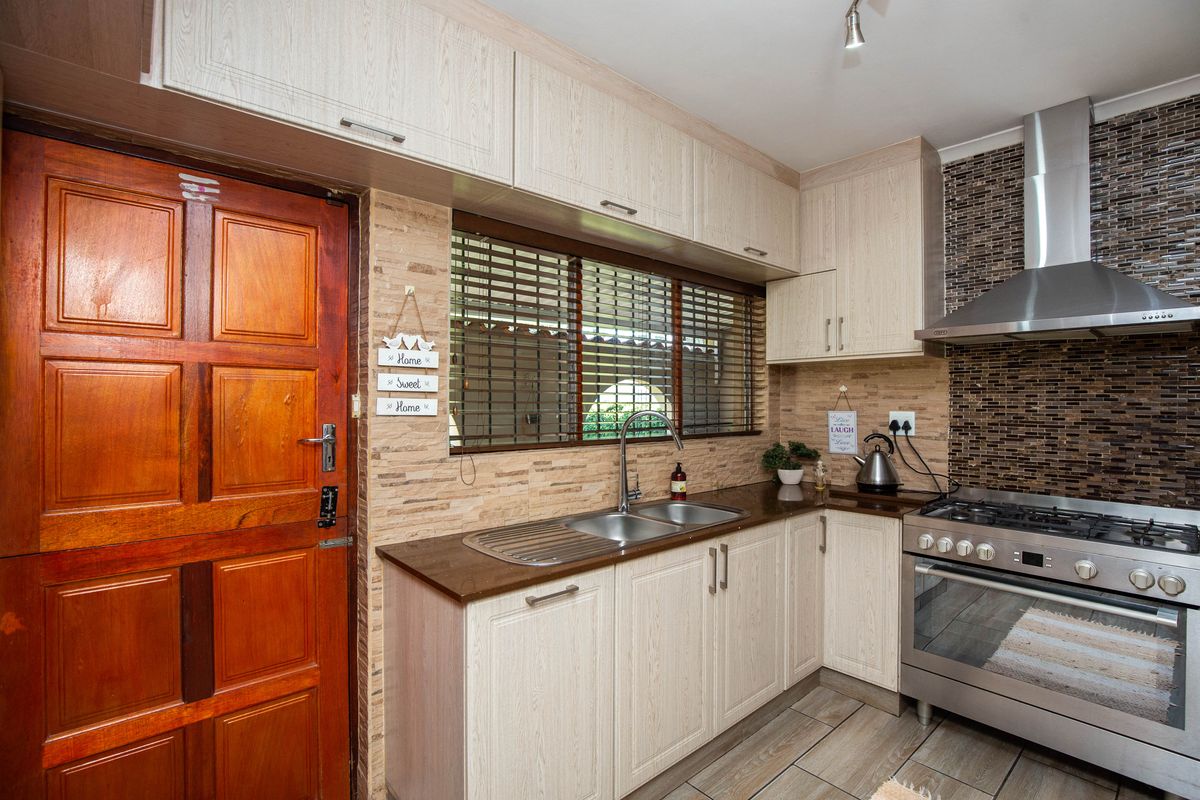 Charming Family Home in Tranquil Yellowwood  Park - Photo 5