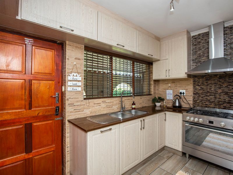 Charming Family Home in Tranquil Yellowwood  Park - Photo 5