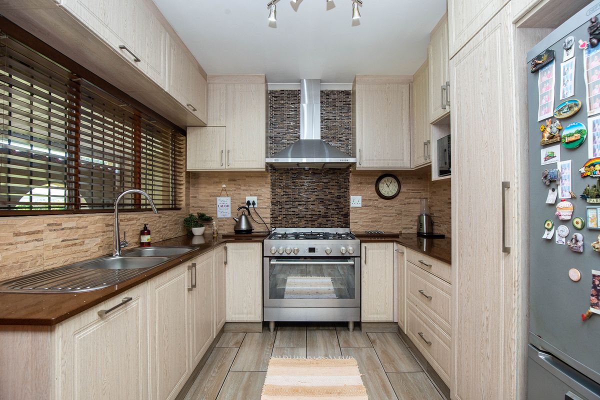 Charming Family Home in Tranquil Yellowwood  Park - Photo 4