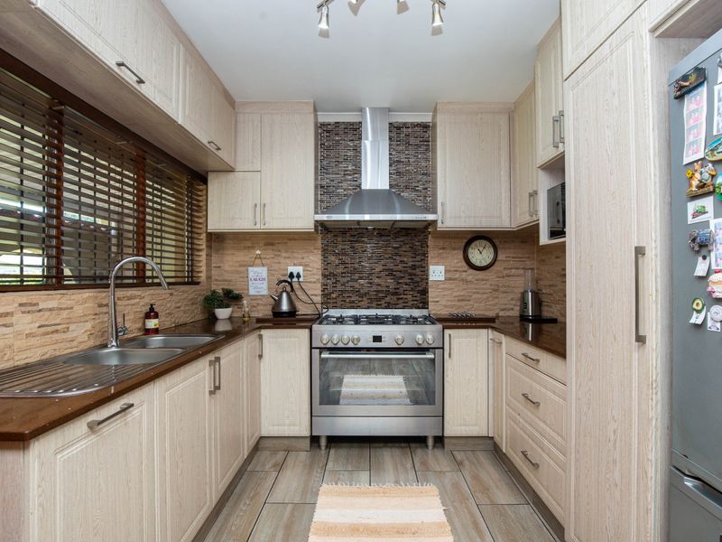 Charming Family Home in Tranquil Yellowwood  Park - Photo 4