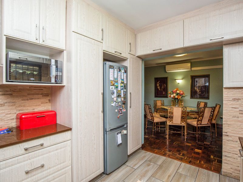 Charming Family Home in Tranquil Yellowwood  Park - Photo 7