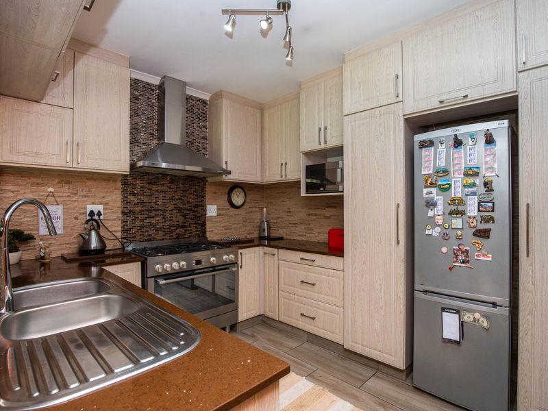 Charming Family Home in Tranquil Yellowwood  Park - Photo 6