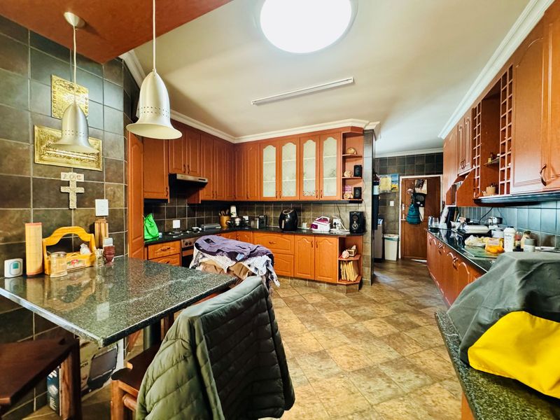 Modern 3-Bedroom Home with Pool For Sale in Rose Acres Estate - Photo 5