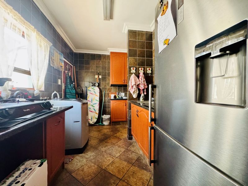 Modern 3-Bedroom Home with Pool For Sale in Rose Acres Estate - Photo 9