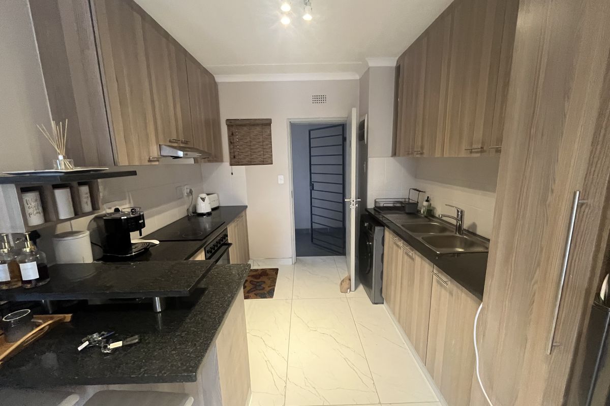 Modern 2 Bedroom Apartment in Secure Athlone Park Complex - Photo 3