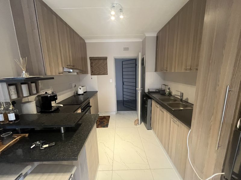 Modern 2 Bedroom Apartment in Secure Athlone Park Complex - Photo 3