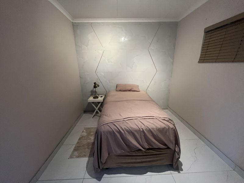 Modern 2 Bedroom Apartment in Secure Athlone Park Complex - Photo 10