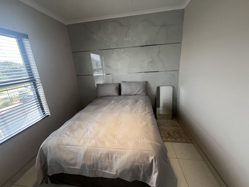 Modern 2 Bedroom Apartment in Secure Athlone Park Complex - Photo 9