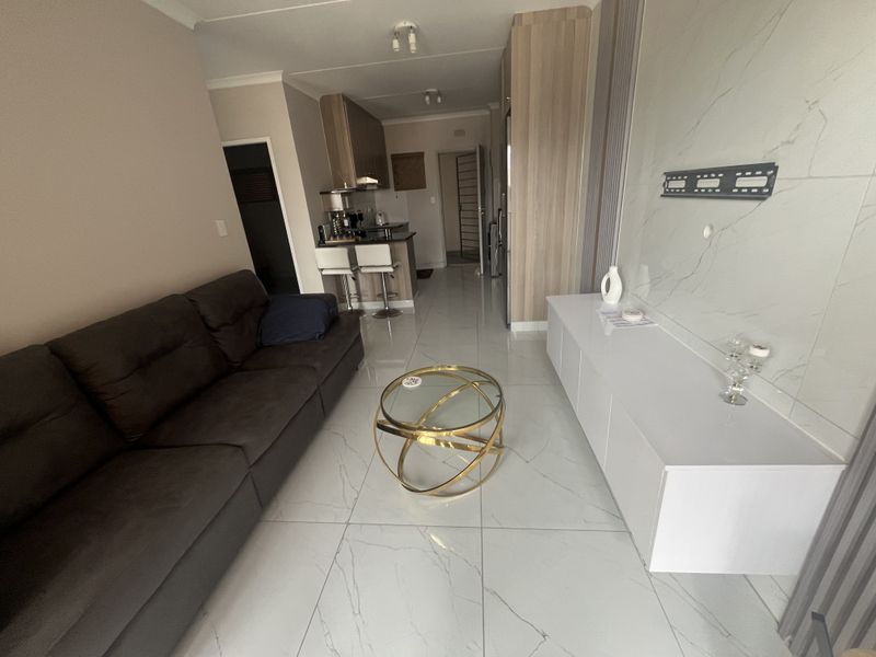 Modern 2 Bedroom Apartment in Secure Athlone Park Complex - Photo 8