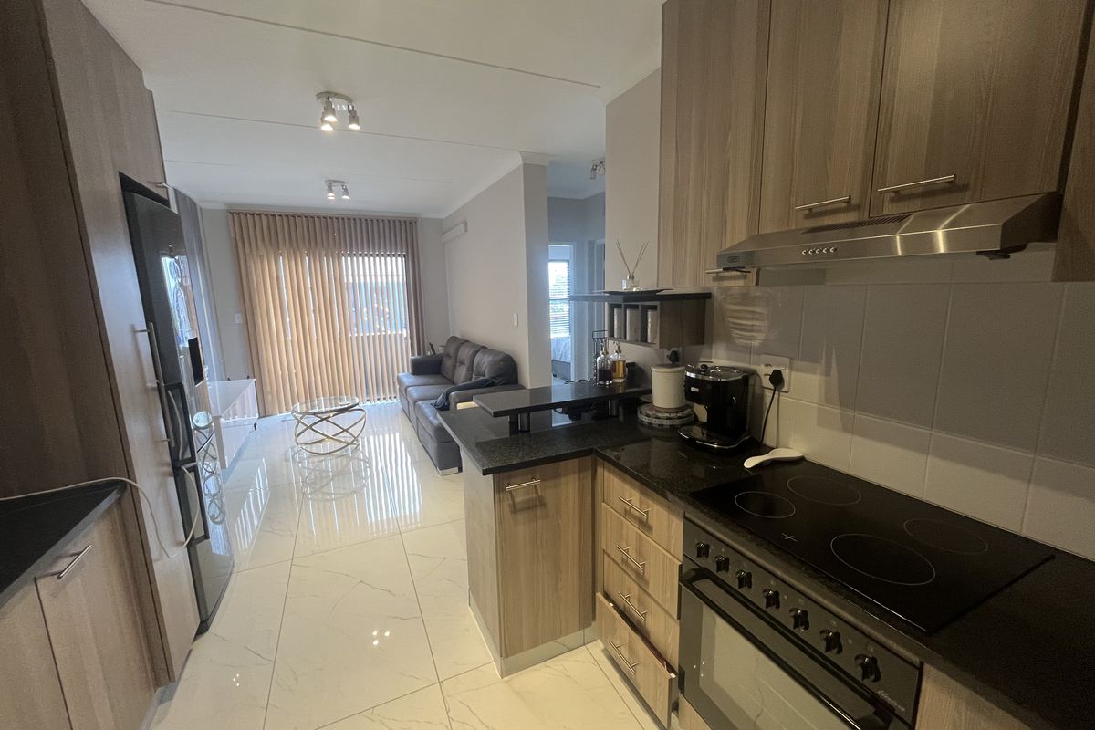 Modern 2 Bedroom Apartment in Secure Athlone Park Complex - Photo 2