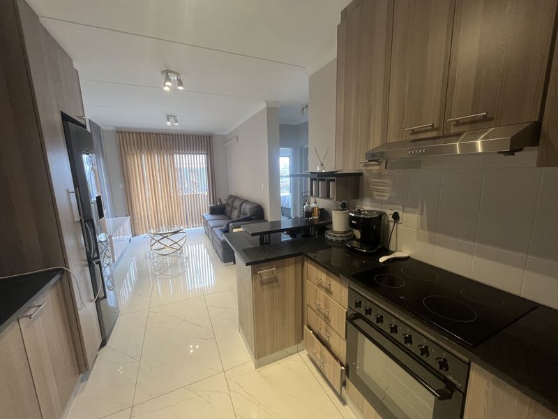 Modern 2 Bedroom Apartment in Secure Athlone Park Complex - Photo 2