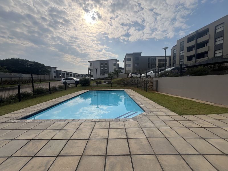 Modern 2 Bedroom Apartment in Secure Athlone Park Complex - Photo 1