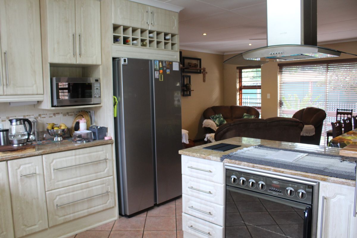 Spacious Home with Rental opportunity For Sale on West Bank, Port Alfred - Photo 5