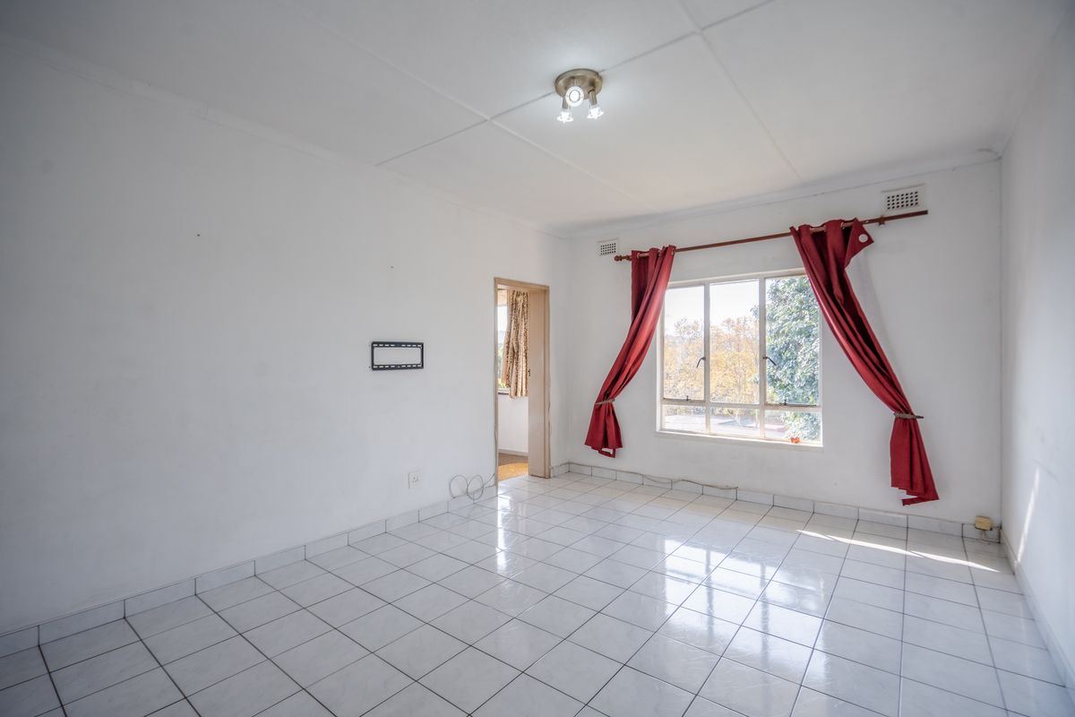 Convenient Two Bed Apartment Near Crompton Hospital - Photo 3