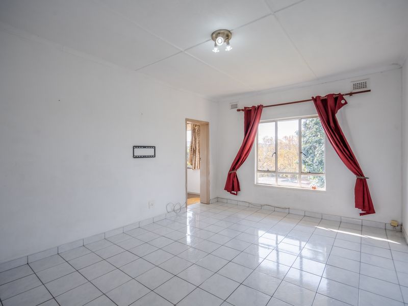 Convenient Two Bed Apartment Near Crompton Hospital - Photo 3