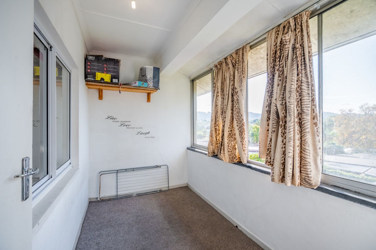 Convenient Two Bed Apartment Near Crompton Hospital - Photo 4