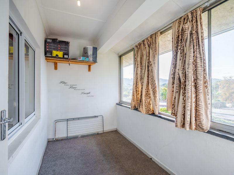 Convenient Two Bed Apartment Near Crompton Hospital - Photo 4