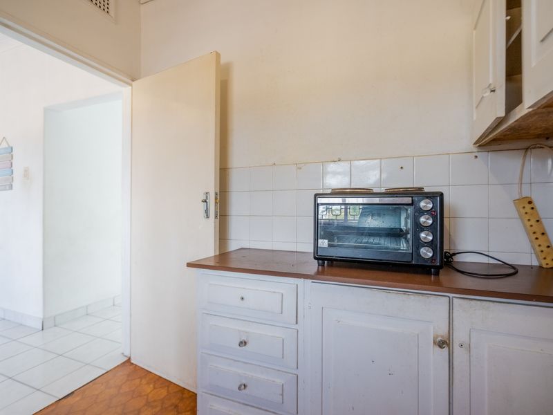 Convenient Two Bed Apartment Near Crompton Hospital - Photo 10